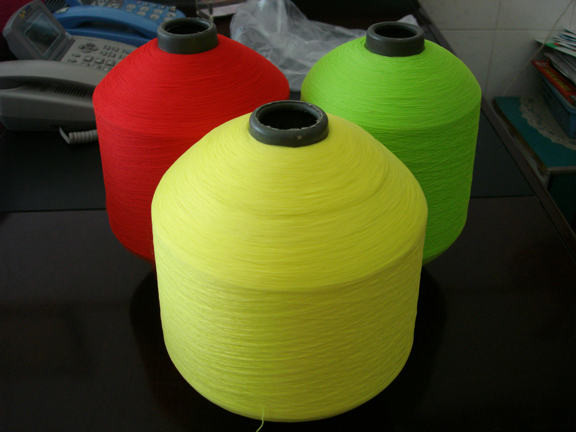 厂家直销150d.200d.300d有色涤纶高弹丝,服装拷边专用线