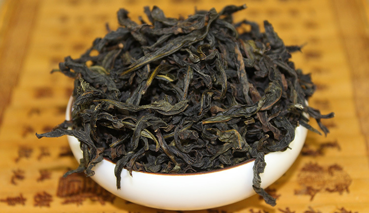 色泽乌褐色且均匀无夹杂物,闻干茶香气醉人,具有奇兰特有的高扬香气