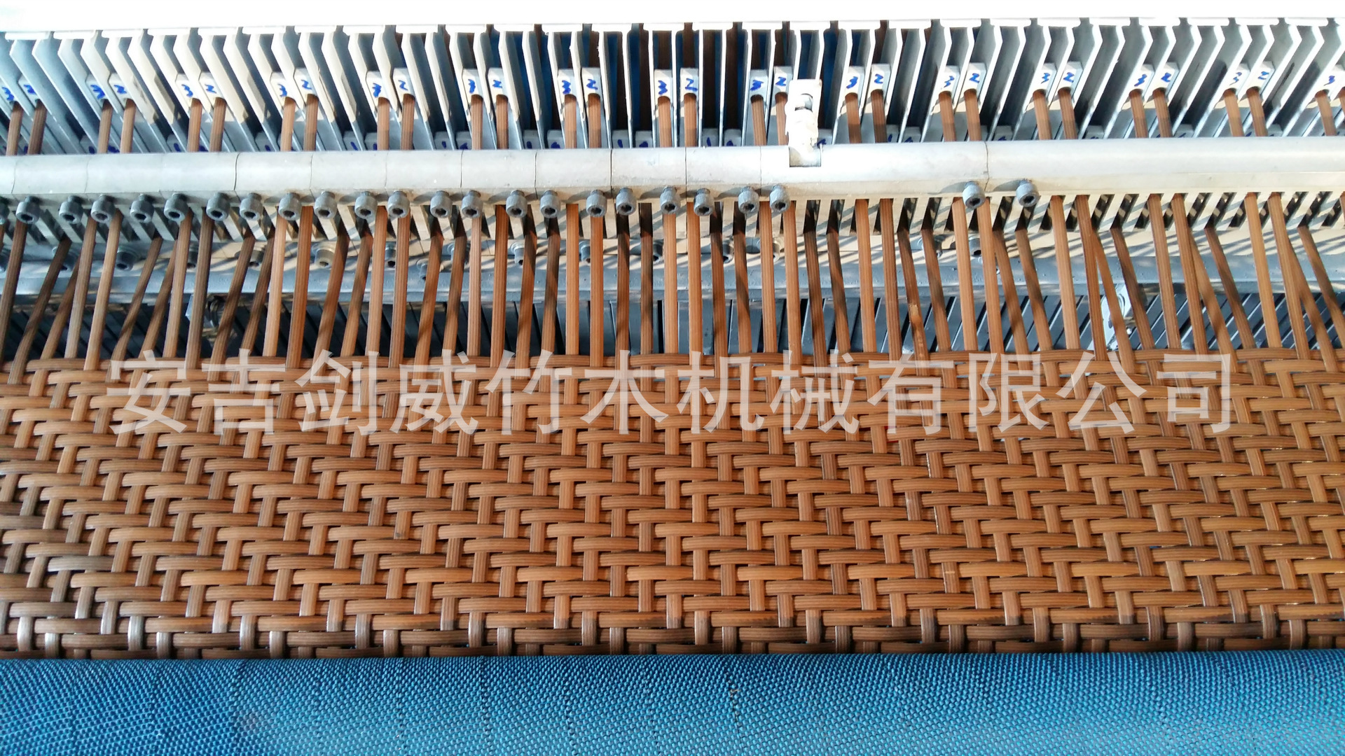 新型塑料藤条编织机,高效率一机3种花样自行调节编织