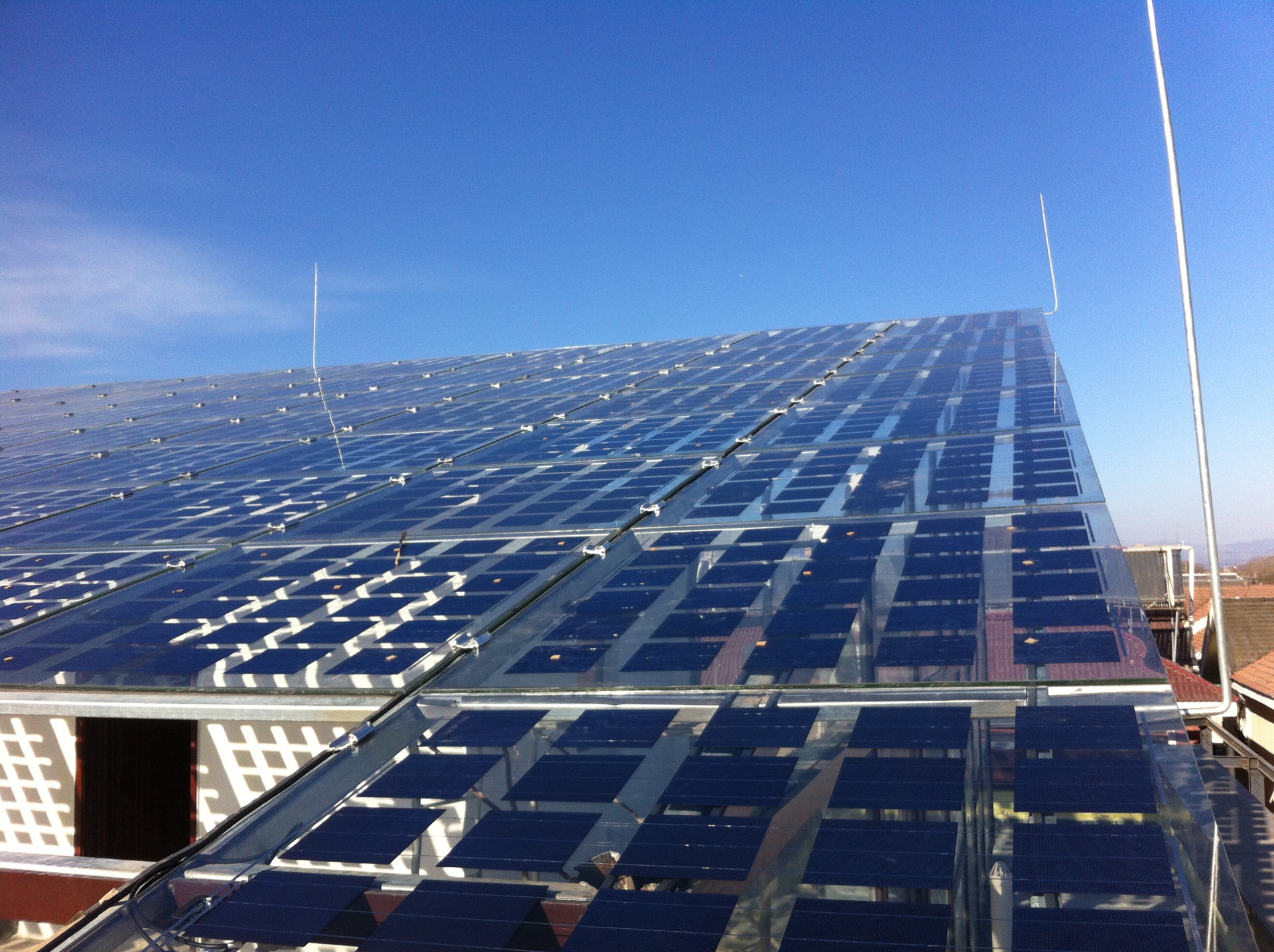 光伏玻璃是一种通过层压入太阳电池,能够利用太阳辐射发电,并具有相关