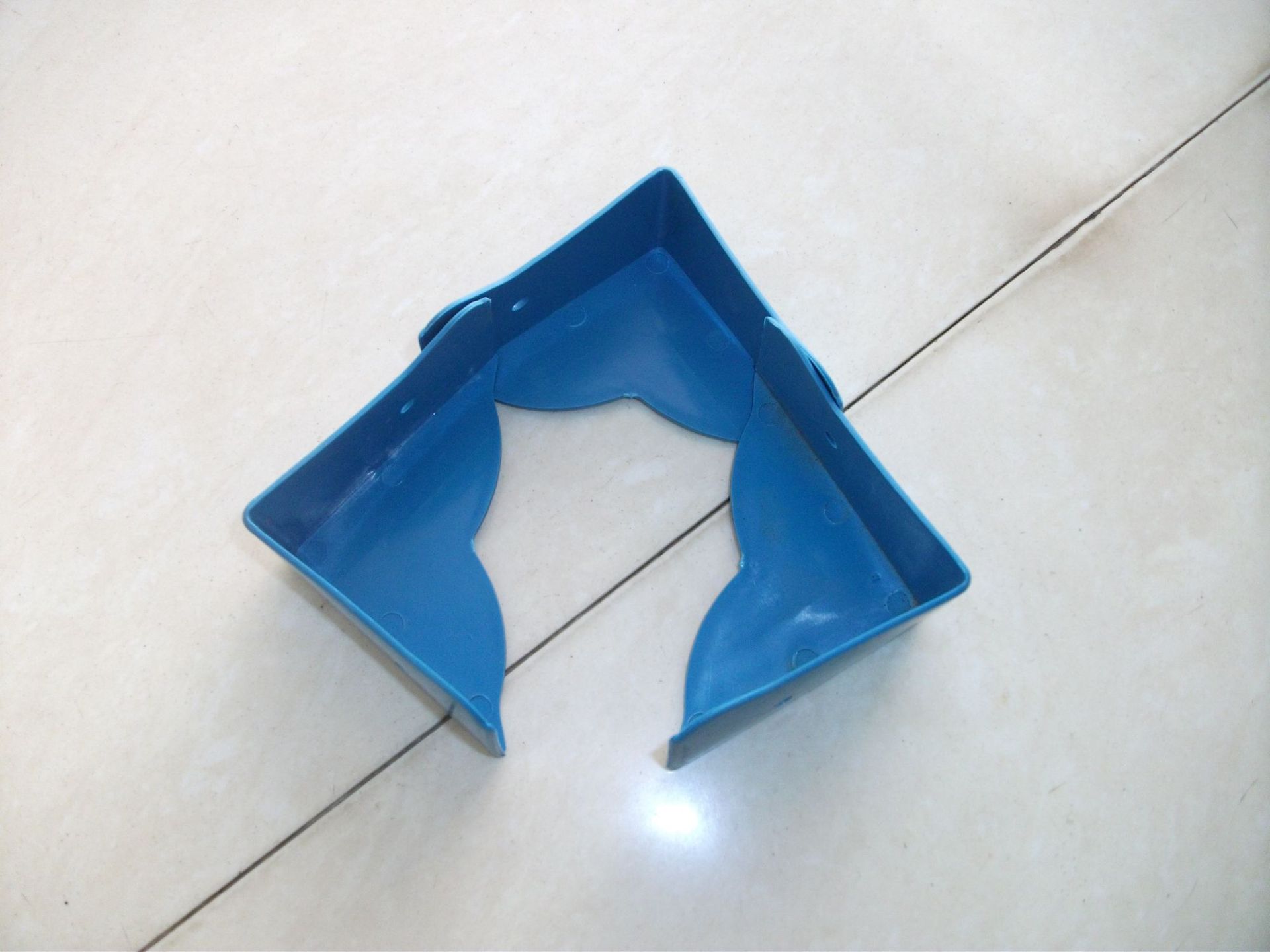 供应兰色大底角 塑料箱子专用包角 塑料大包角 黑色大底角