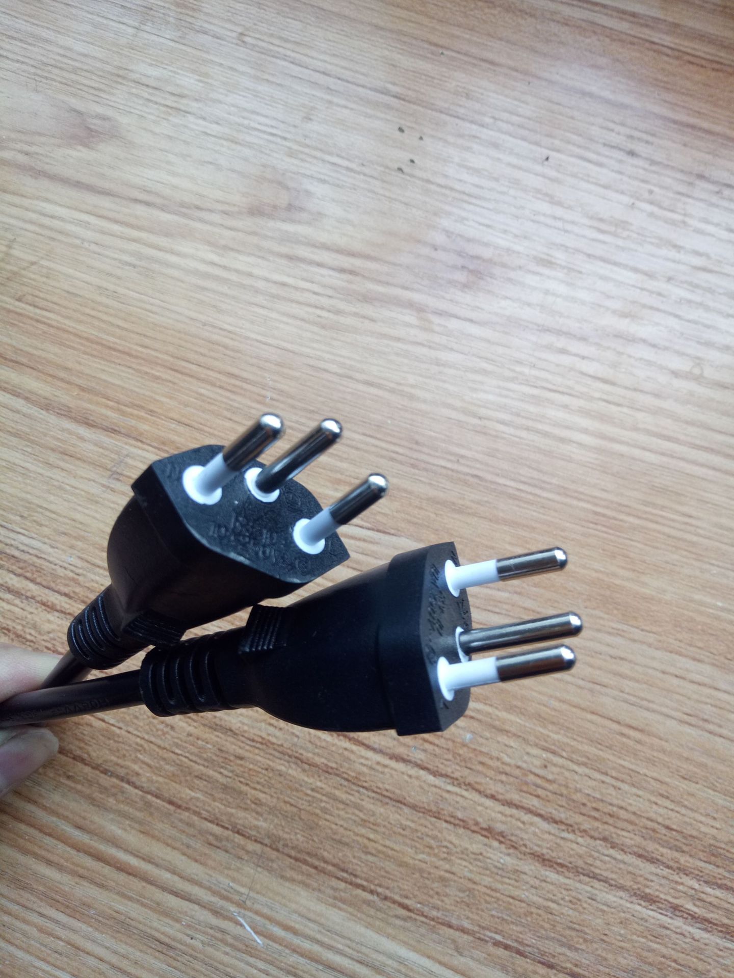 供应瑞士插头电源线 瑞标插头线 橡胶线带瑞士插头电源线三圆插头