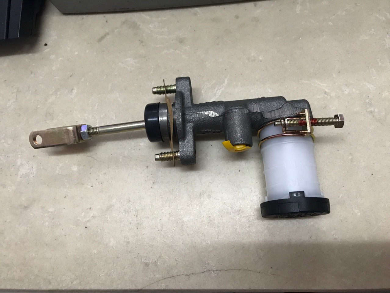 五十铃皮卡江铃宝典离合器总泵厂家直销各种汽车配件欢迎咨询