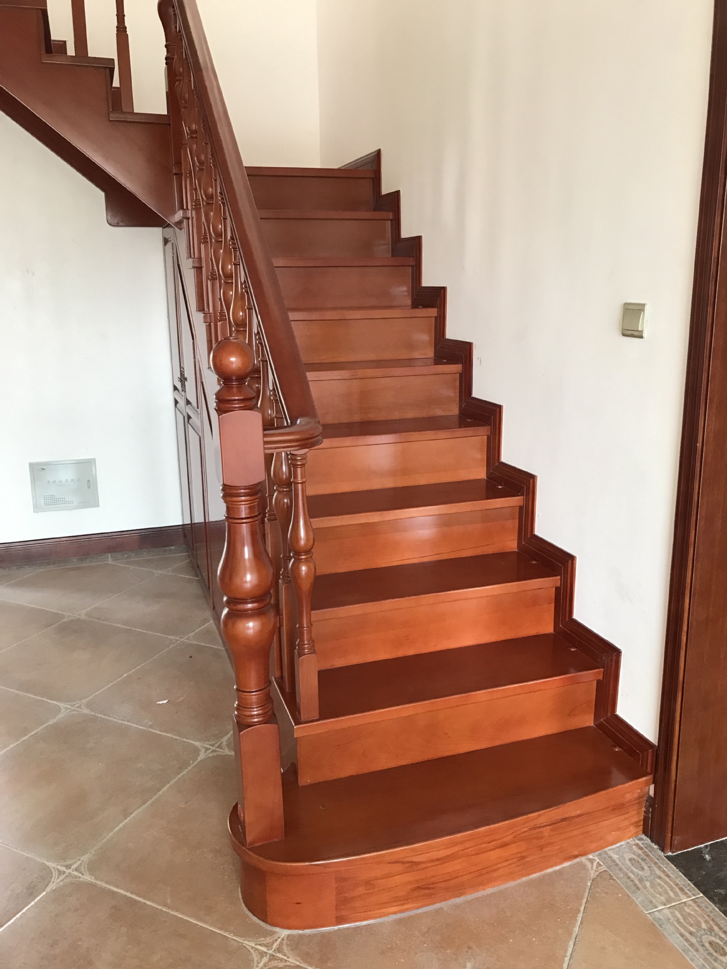 厂家定制橡胶木原木楼梯阁楼复式别墅实木楼梯定做橡胶木整梯