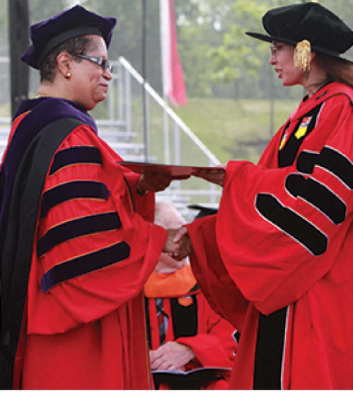 美式学士服博士服英式毕业服百褶款国外黑色博士服支持来样定制