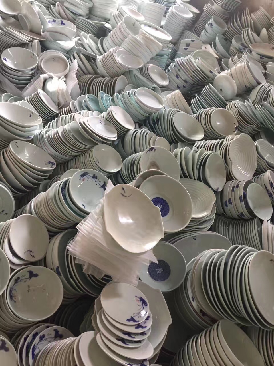 库存陶瓷外贸尾单地摊展销会盘碗碟陶瓷批发酒饭店适用