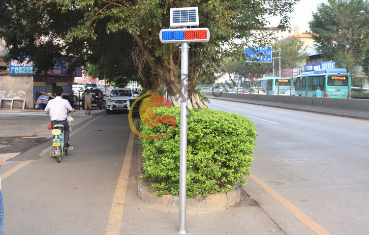 道路交通太阳能爆闪警示灯四灯双面信号路障施工灯 定做频闪灯