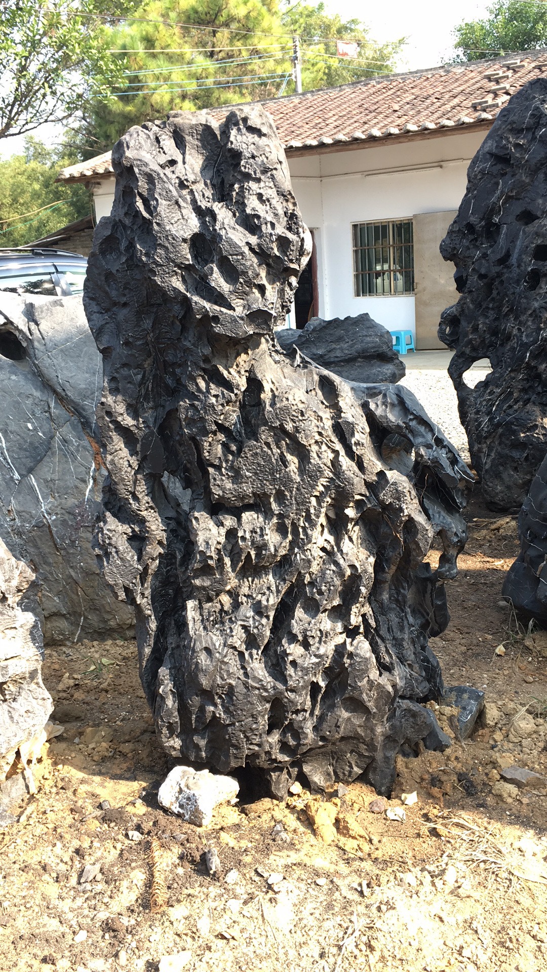 黑色招牌石图片-招牌太湖石图片-英德太湖石图片-天然石材太湖石