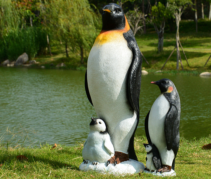 仿真企鹅摆件玻璃钢工艺品园林景观雕塑场景小品制作商超装饰品