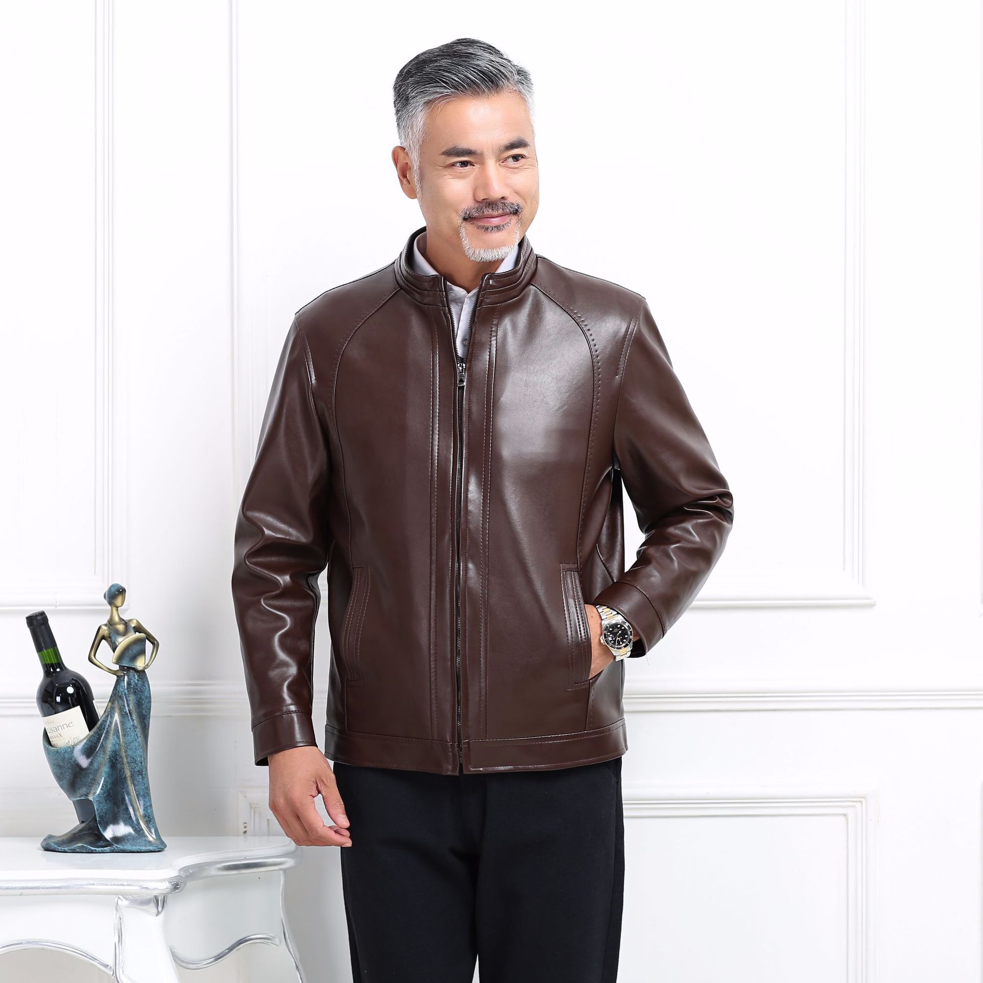 中年人皮夹克男
