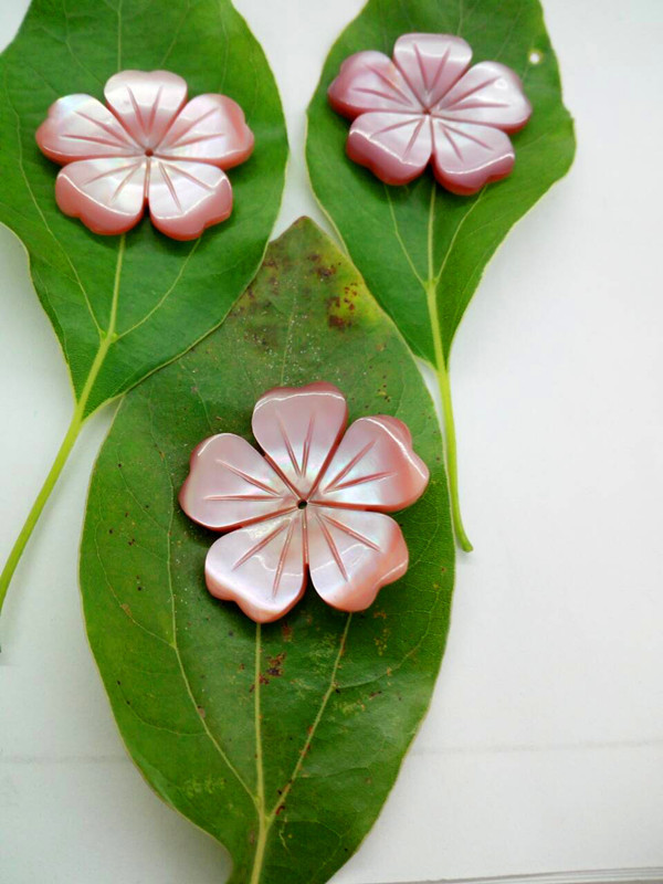 30mm白蝶贝雕刻桃花纯手工澳洲贝雕花diy银饰配件耳钉胸针发簪