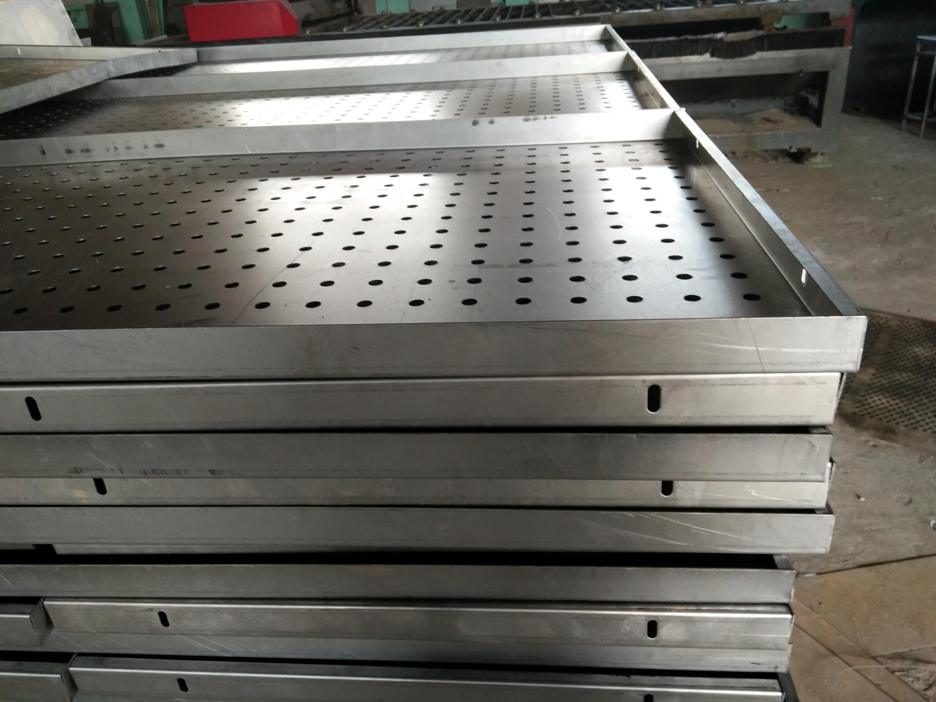 供应苏州车间隔离冲孔网板,喷漆冲孔板,冲孔网高度加立柱