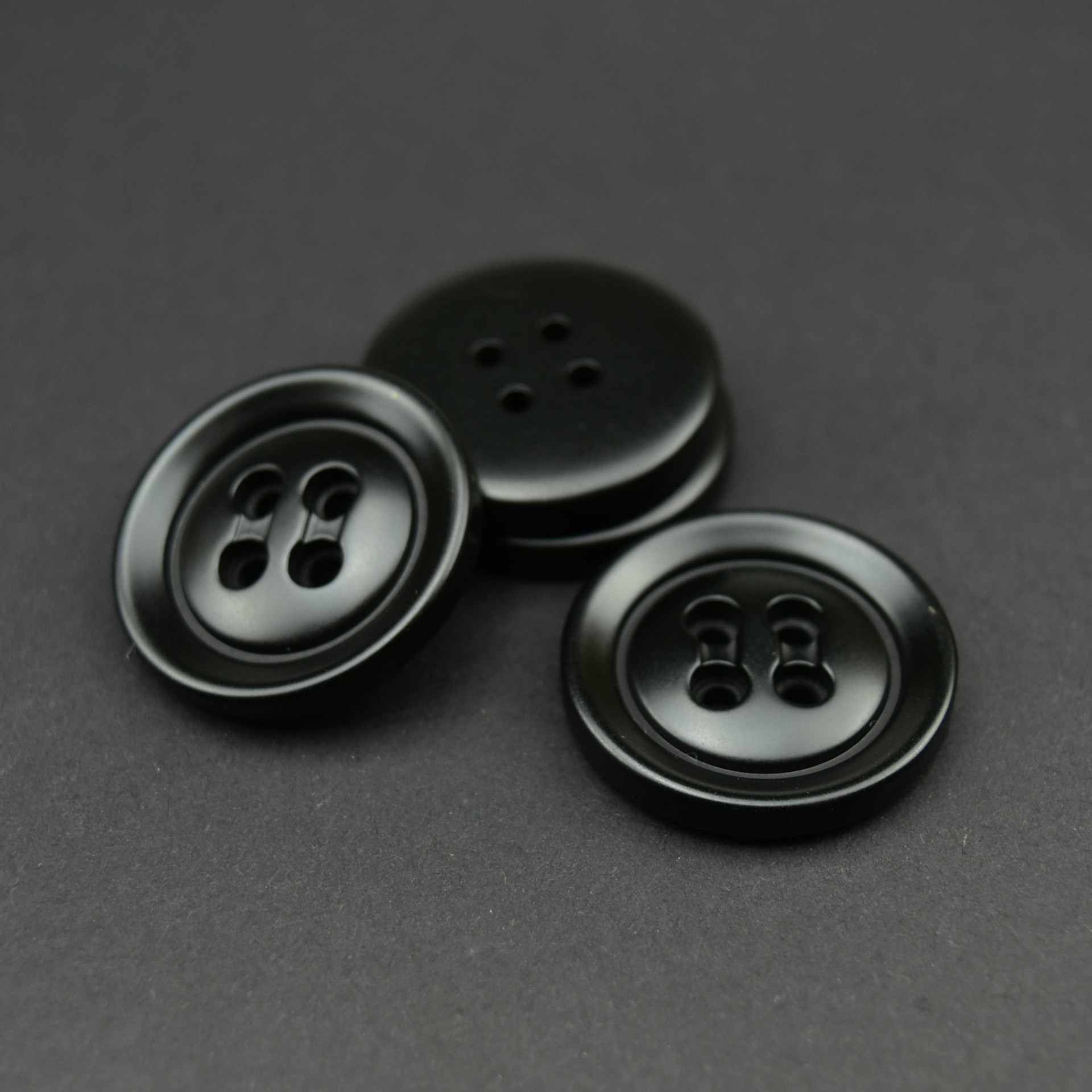 厂家直销黑色喷漆磨砂树脂纽扣四眼横型扣毛呢大衣扣现货