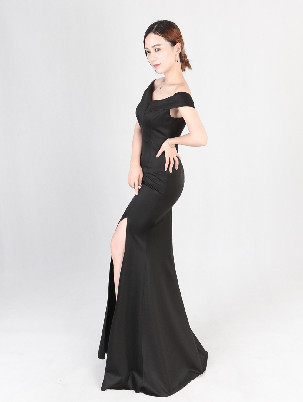 8642-实拍模特-黑色-侧身