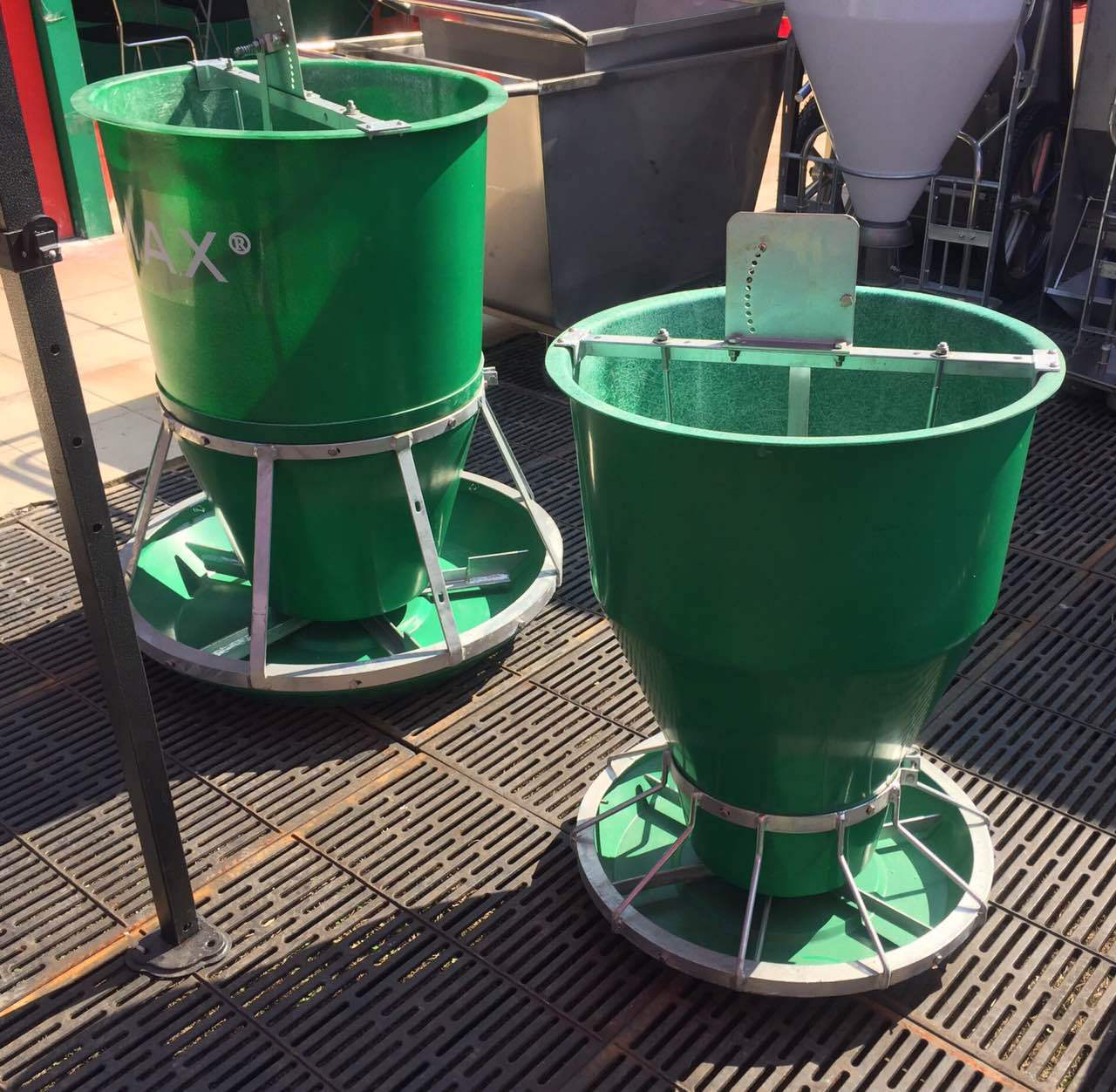 机械推动的饲料流动料槽比饲料自然流动方式的料槽更节省饲料