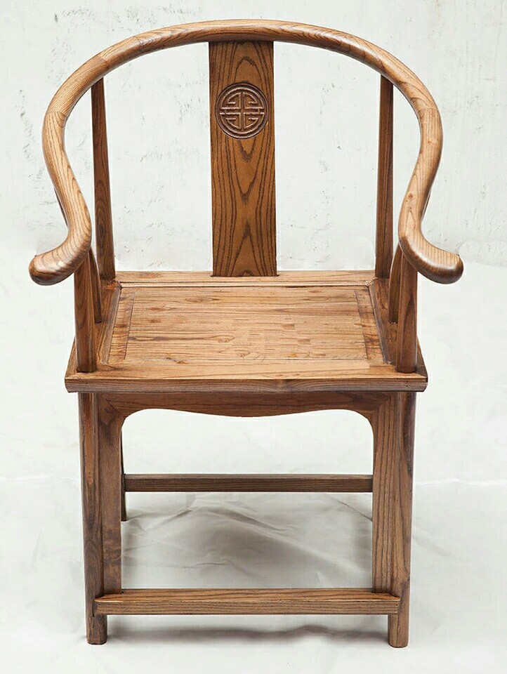 从它半圆的坐面,微弯的搭脑可以看出,这种椅子是唐代月牙凳的发展,是