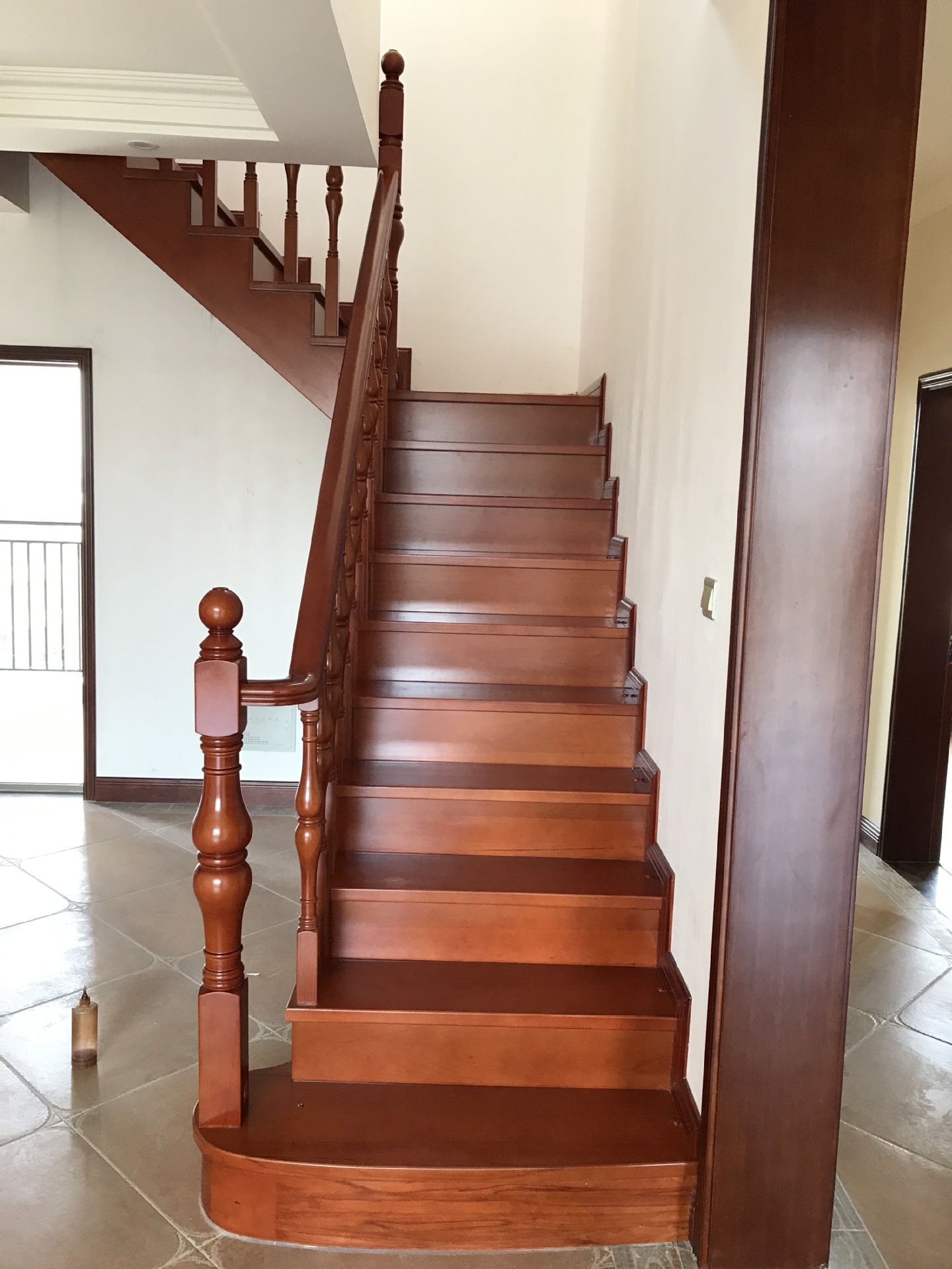 厂家定制橡胶木原木楼梯阁楼复式别墅实木楼梯定做橡胶木整梯