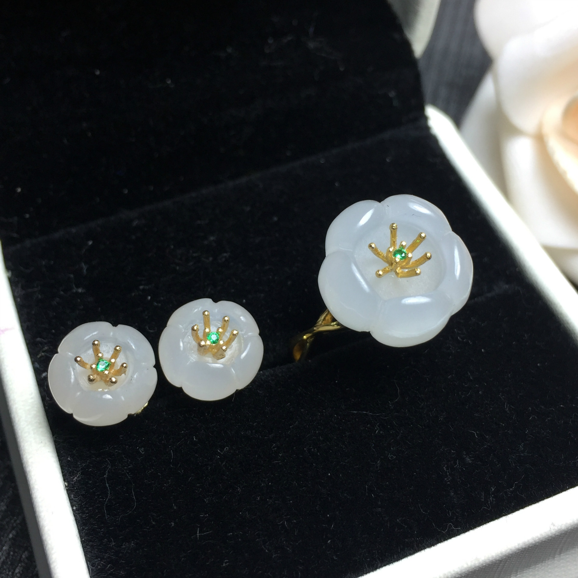 彩宝首饰 现货新款花型白玉套装 925银镶碧玺套装 珠宝首饰批发