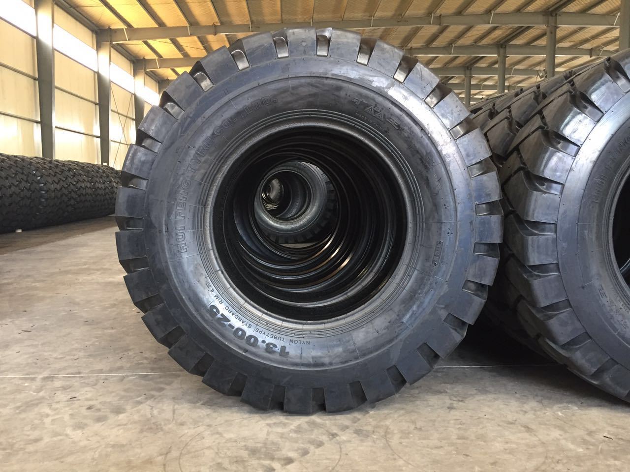 工厂供应 1300-25 宽体自卸车矿山轮胎 斜交尼龙胎