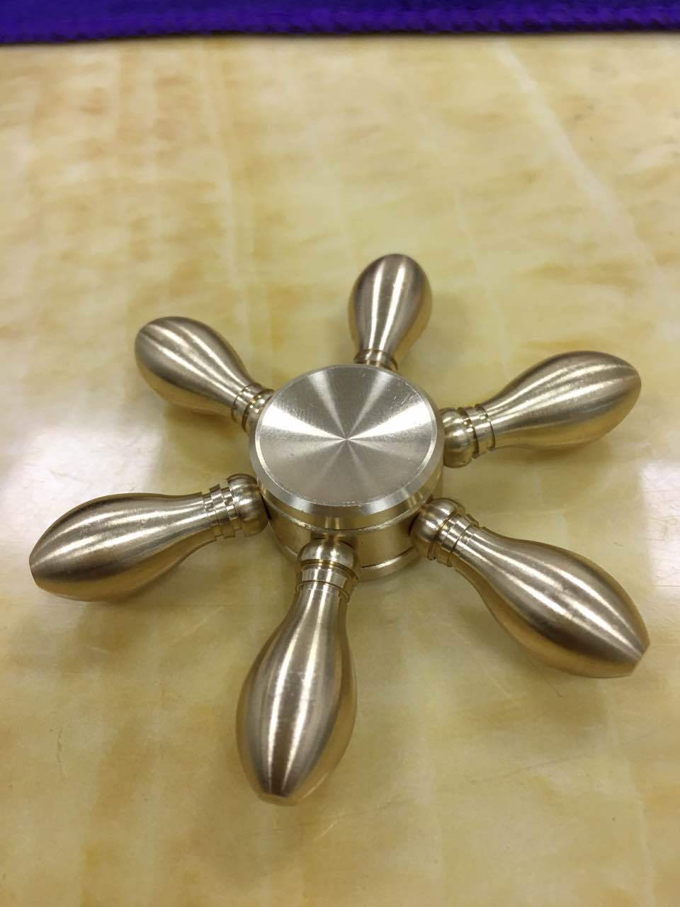 金刚六臂指尖陀螺 水滴手指陀螺 厂家直销六柱头海盗船舵陀螺六叶