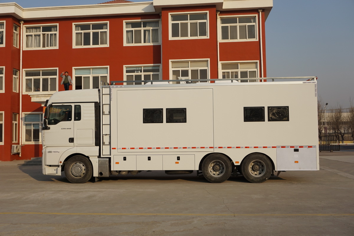 重汽汕德卡拓展方舱指挥车