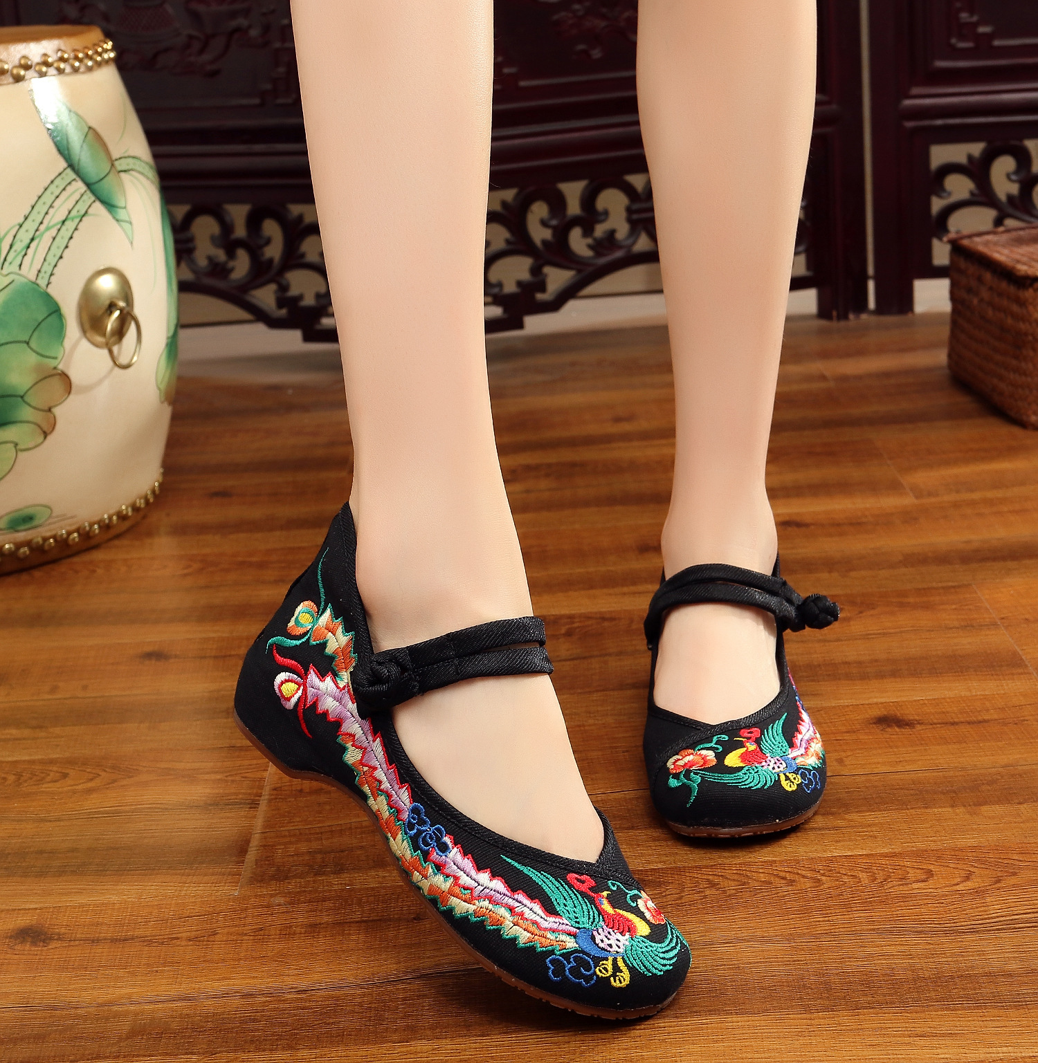 彩凤老北京绣花鞋图案坡跟搭扣内增高日常女鞋广场舞