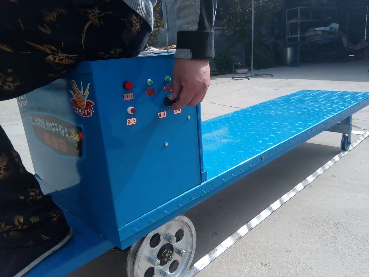 温室大棚轨道运输车 遥控轨道电动运输车厂家直销 种植运输小火车