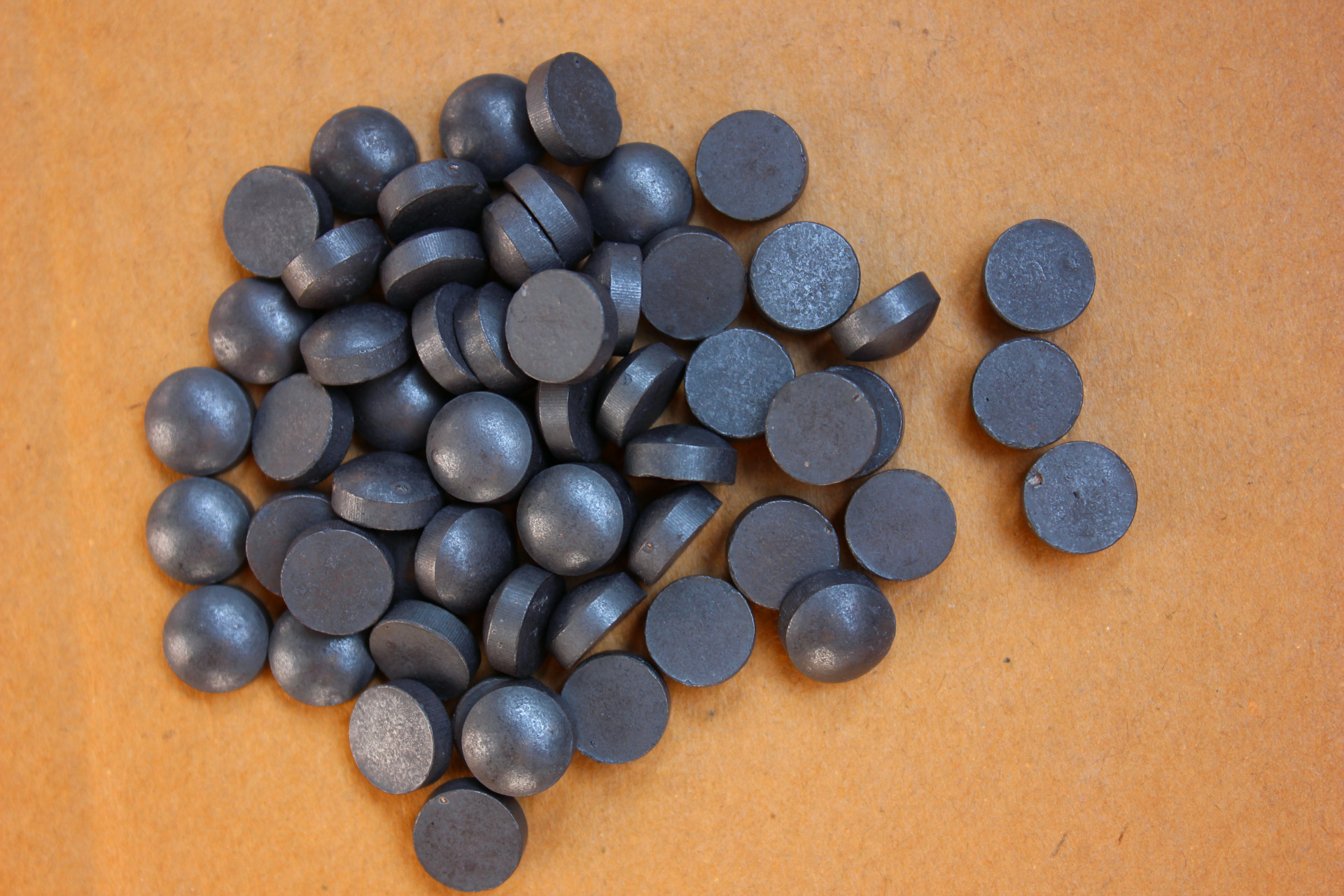 厂家直销:同性托玛琳磁石铁氧体面包磁10*5