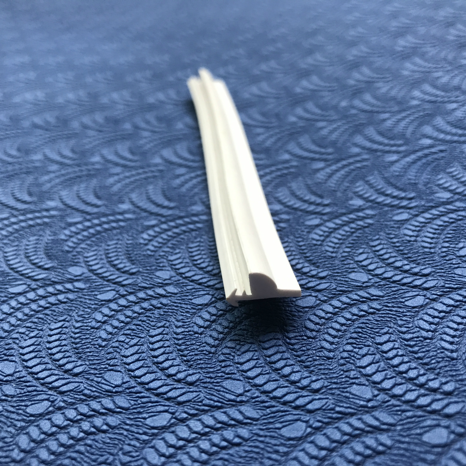 u型装饰条电脑桌塑料包边条pvc封边条塑料软胶条挤塑加工u型卡槽