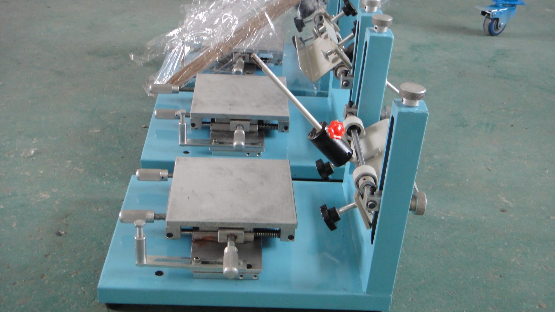 1,平面印刷,手工操作;2,适于丝印厚度50mm以下多种产品