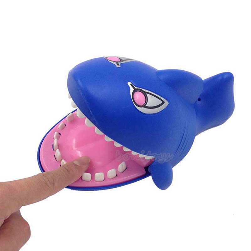 新奇电动大号咬手指鲨鱼带灯光巫婆笑声儿童咬手鲨鱼创意整蛊玩具