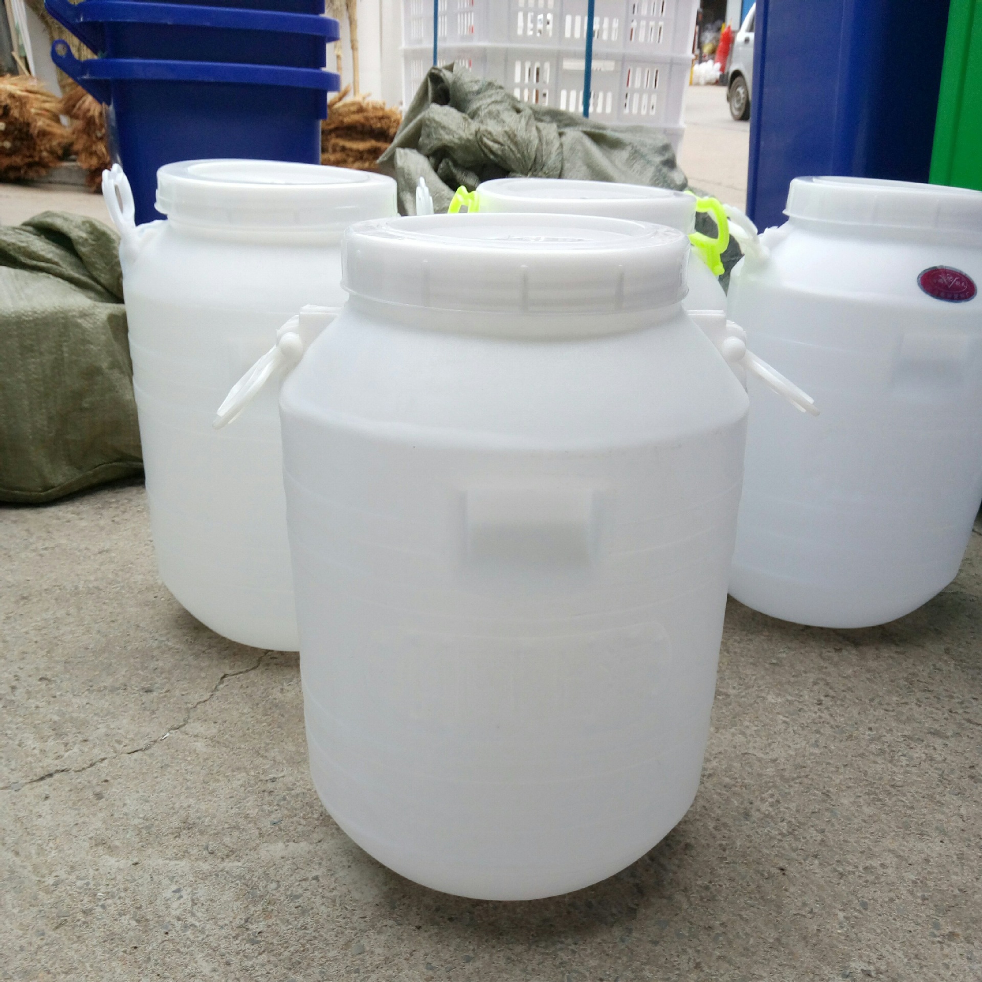 批发25升塑料圆桶白色大口水桶纯料带耳朵加厚特厚圆桶油脂桶
