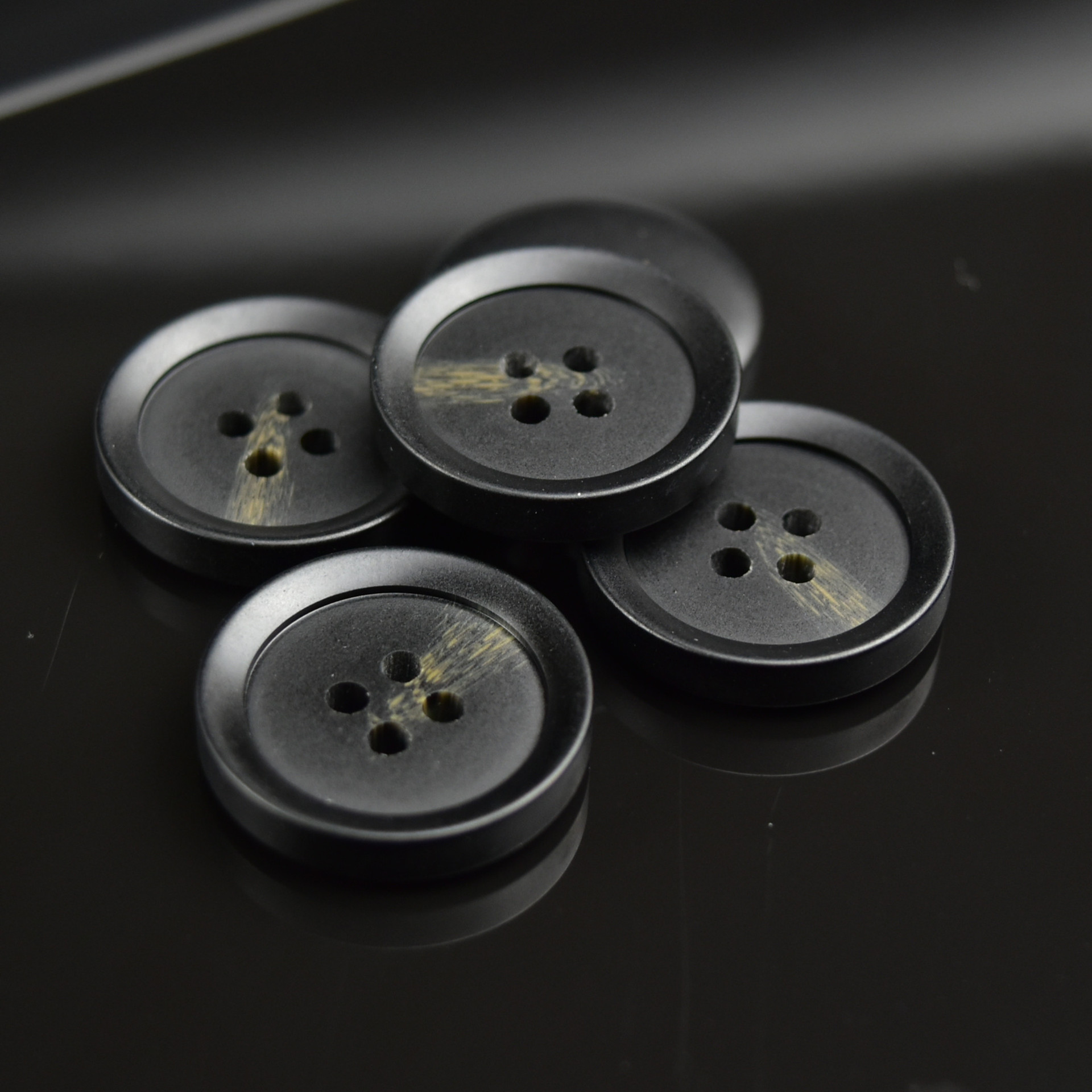 厂家直销树脂纽扣四眼棒花仿牛角扣男士风衣西装扣现货批发