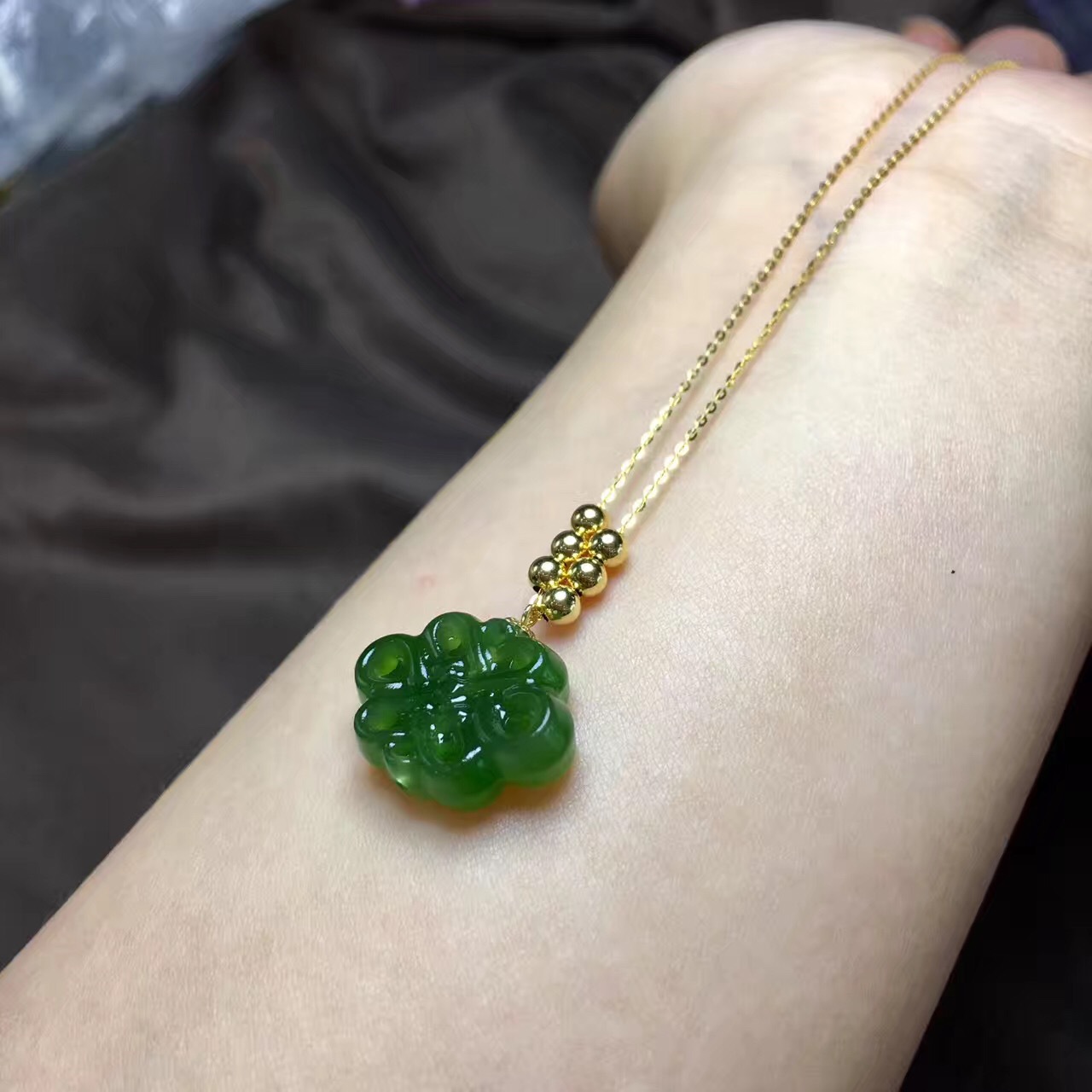 天然新疆和田玉俄罗斯碧玉老坑料阳绿中国结富贵结18k金镶玉项链