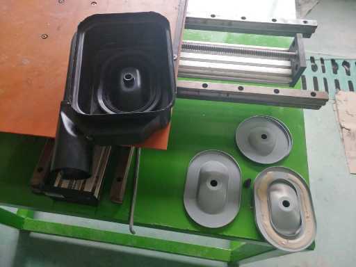 2017年6月8日小流量铁盖异形注胶机