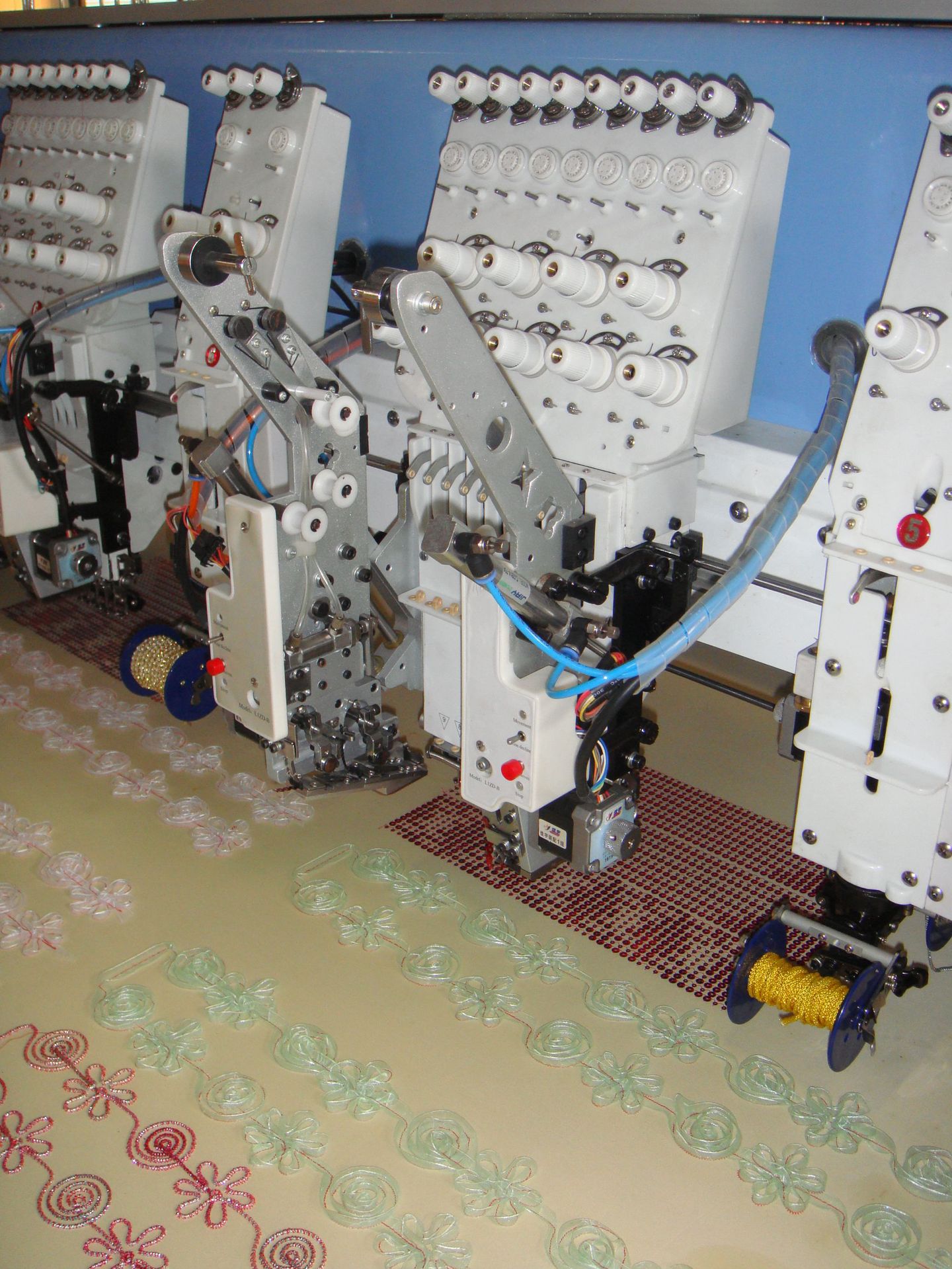 供应gyh-t-610平绣 金片 盘带混合电脑绣花机