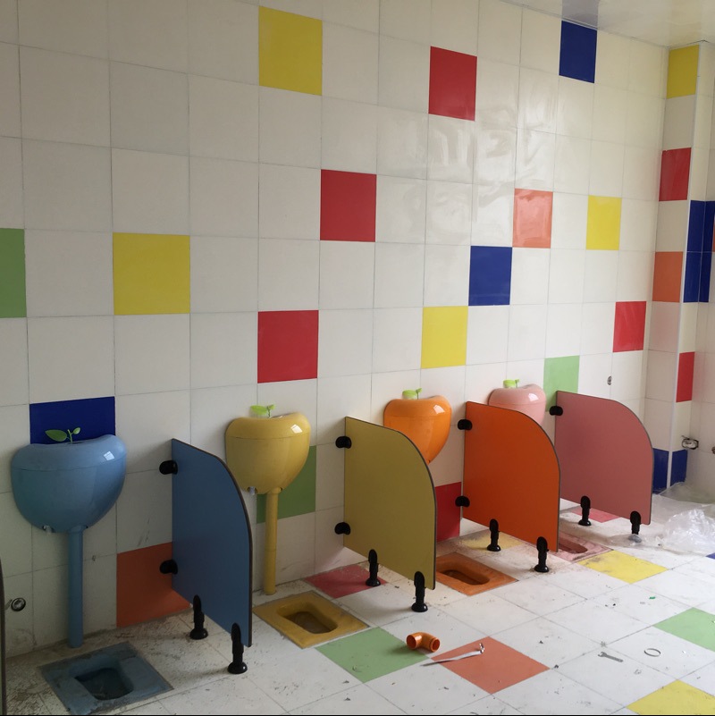 厂家供应陶瓷儿童蹲便器 儿童蹲便器 幼儿园彩色蹲便器蹲坑