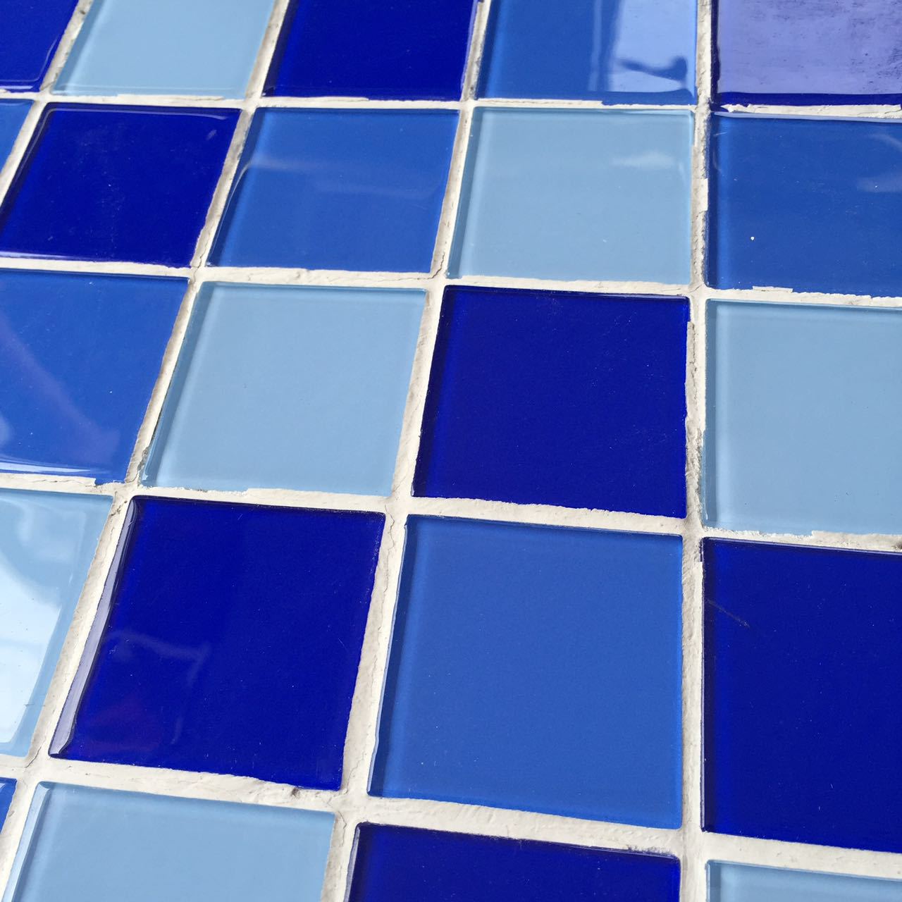 马赛克厂家水晶玻璃马赛克泳池鱼池适用蓝色室外瓷砖背景墙游泳池