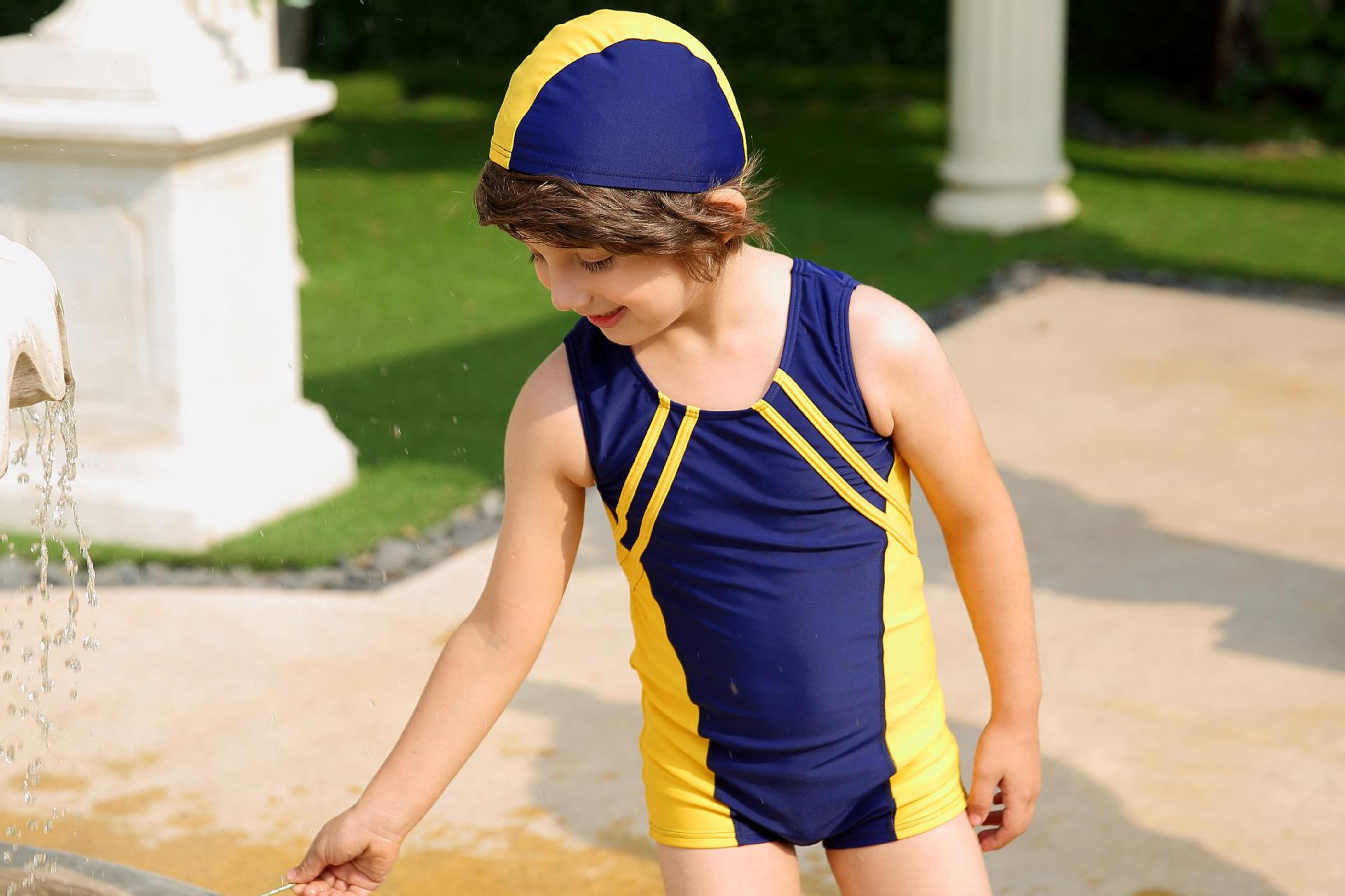 (微供)新款短袖儿童游泳衣男女孩宝宝平角连体泳衣冲浪服泳装