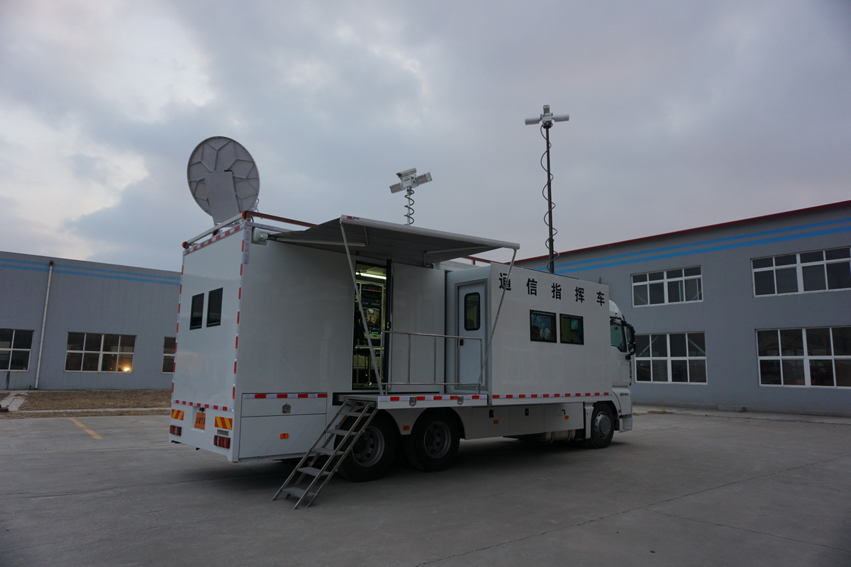 重汽汕德卡拓展方舱指挥车