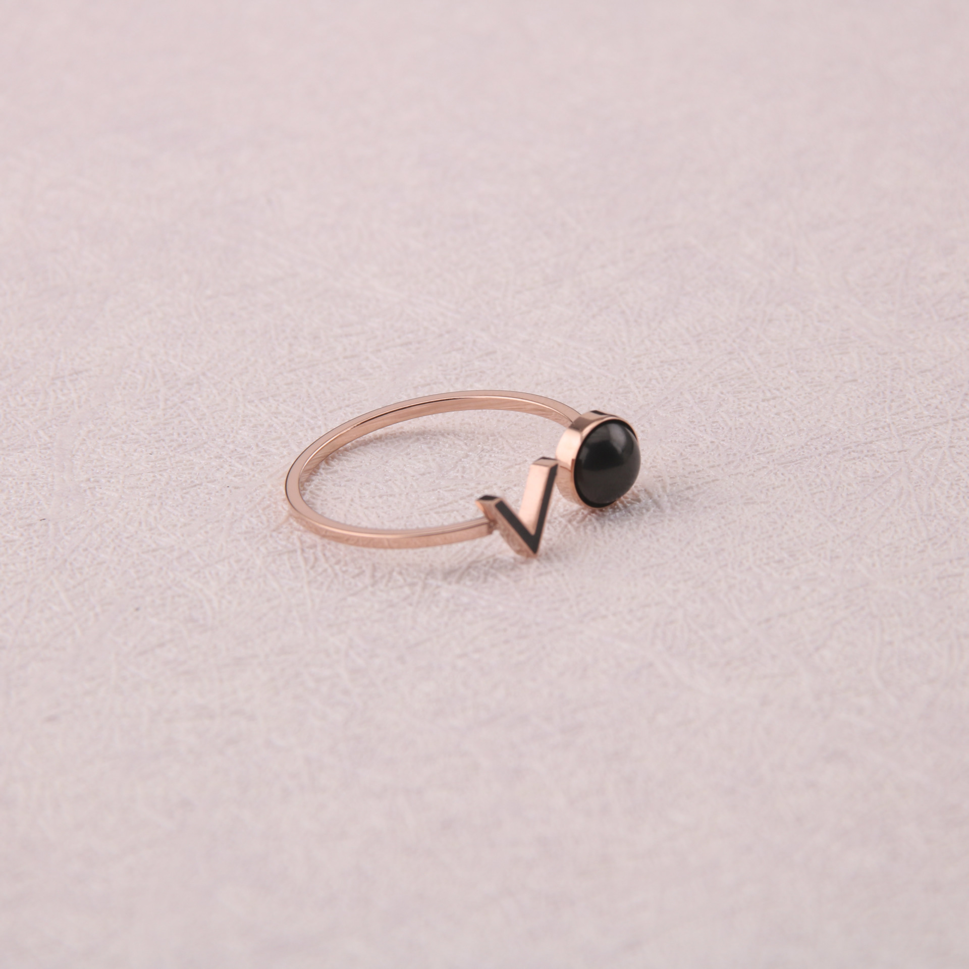 韩版气质钛钢镀18k玫瑰金v字时尚戒指女食指环尾戒子饰品不褪色