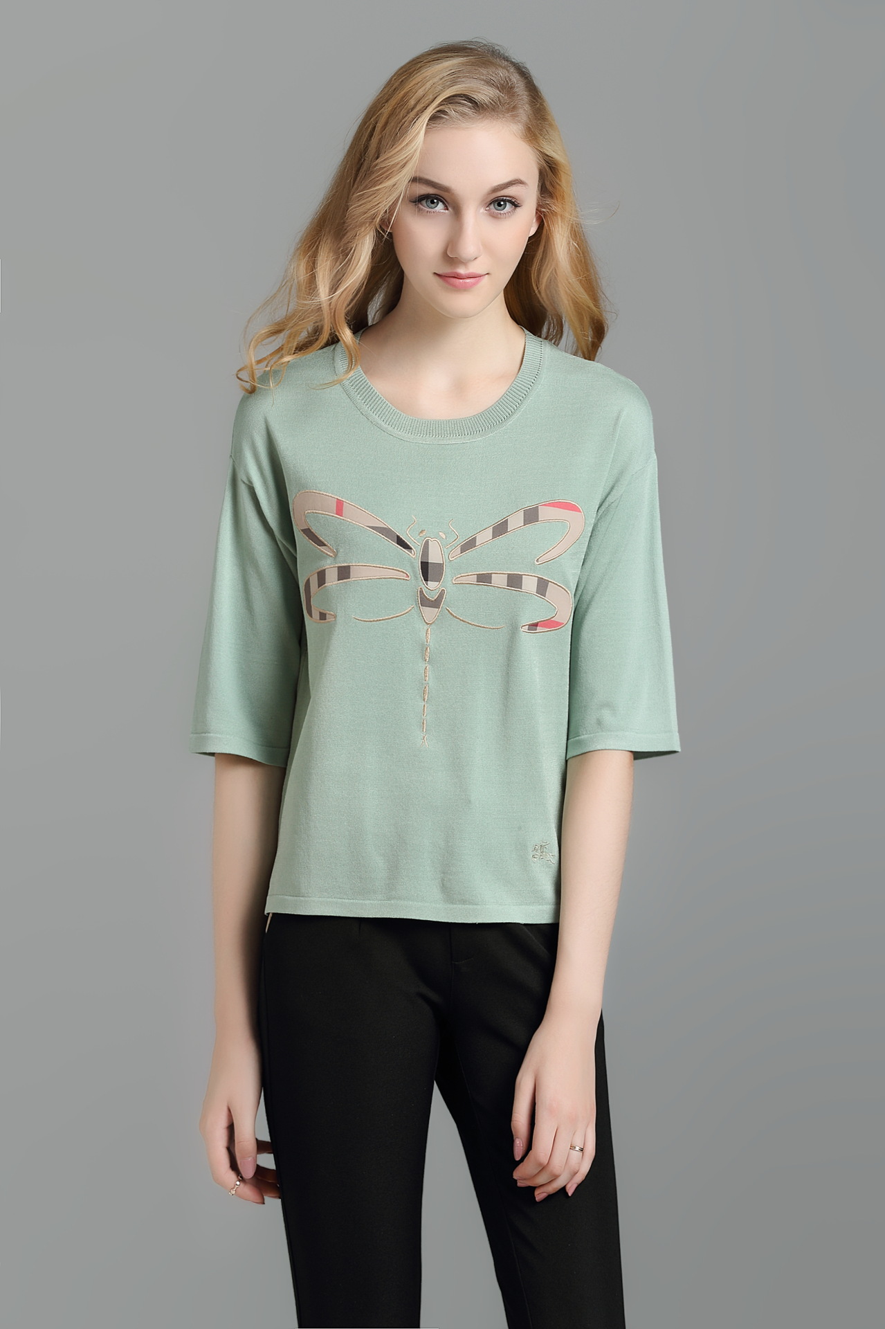 春夏英伦悠闲圆领锈花中短袖t侐