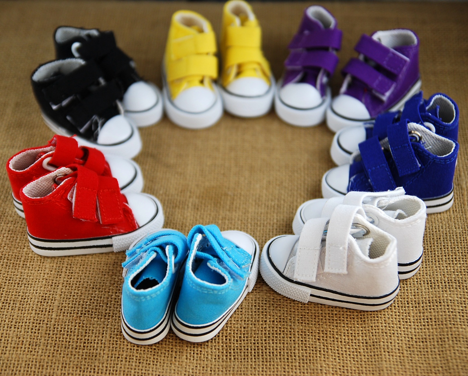 芭比娃娃的帆布鞋图片_纵览新闻