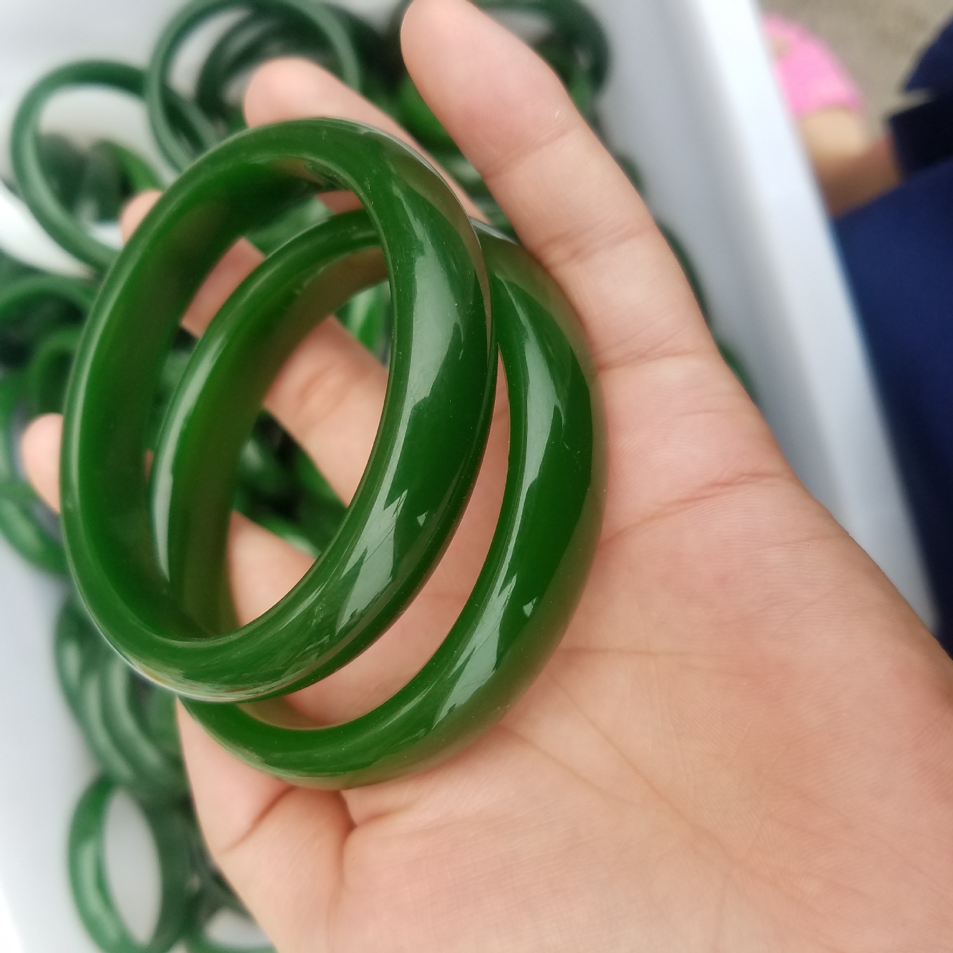 厂家直销新疆外蒙料女款玉镯菠菜绿高仿和田碧玉手镯玉器镯子