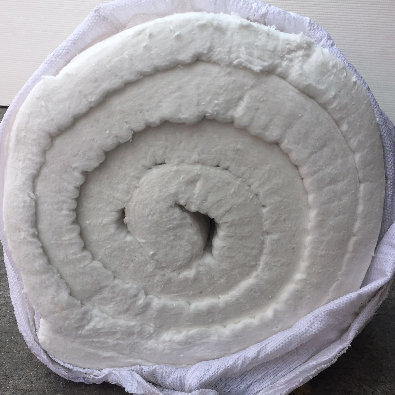 河北龙飒厂家直销硅酸铝针刺毯陶瓷纤维保温毯耐高温1100°c