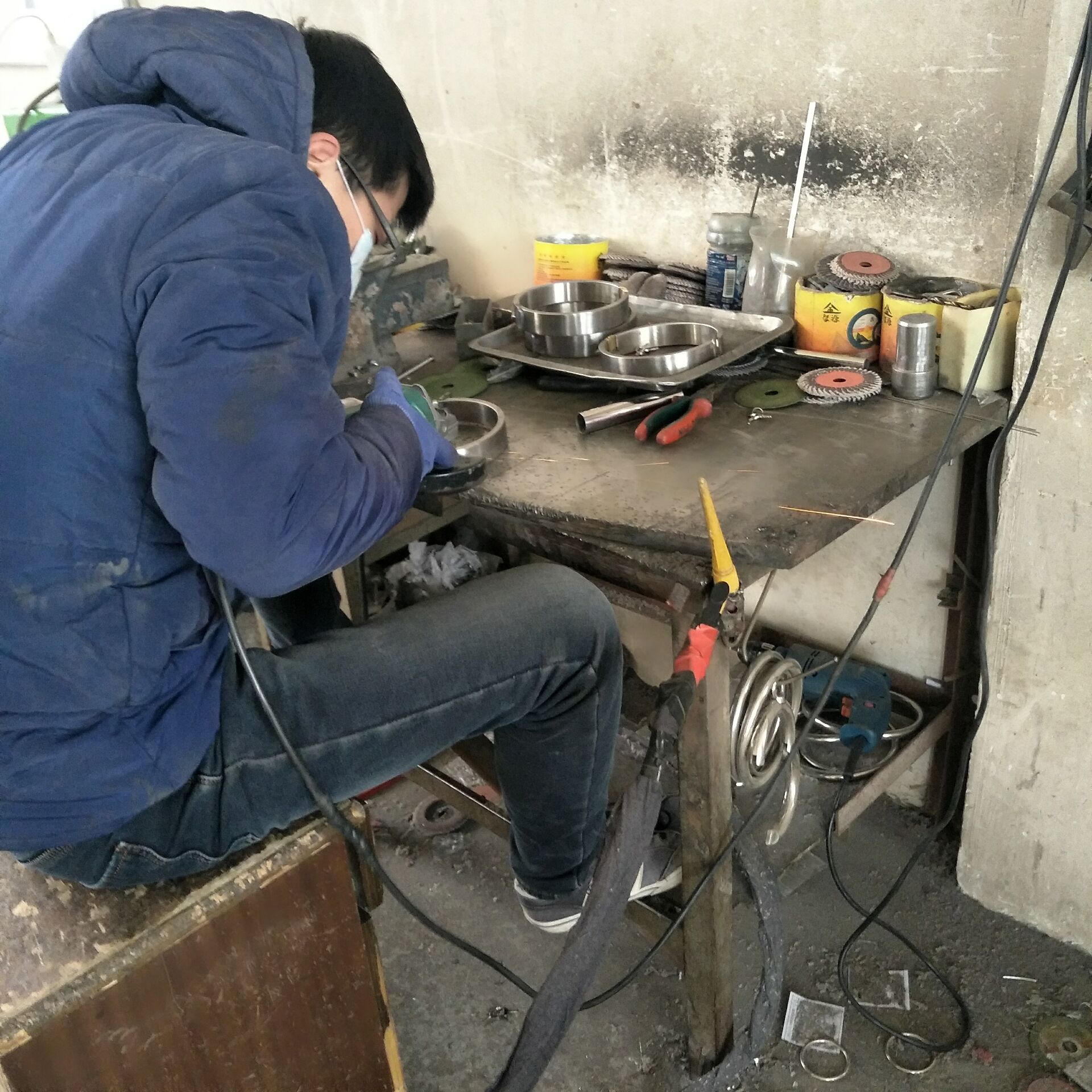 我们的师傅们都是在一个个的纯手工打磨抛光