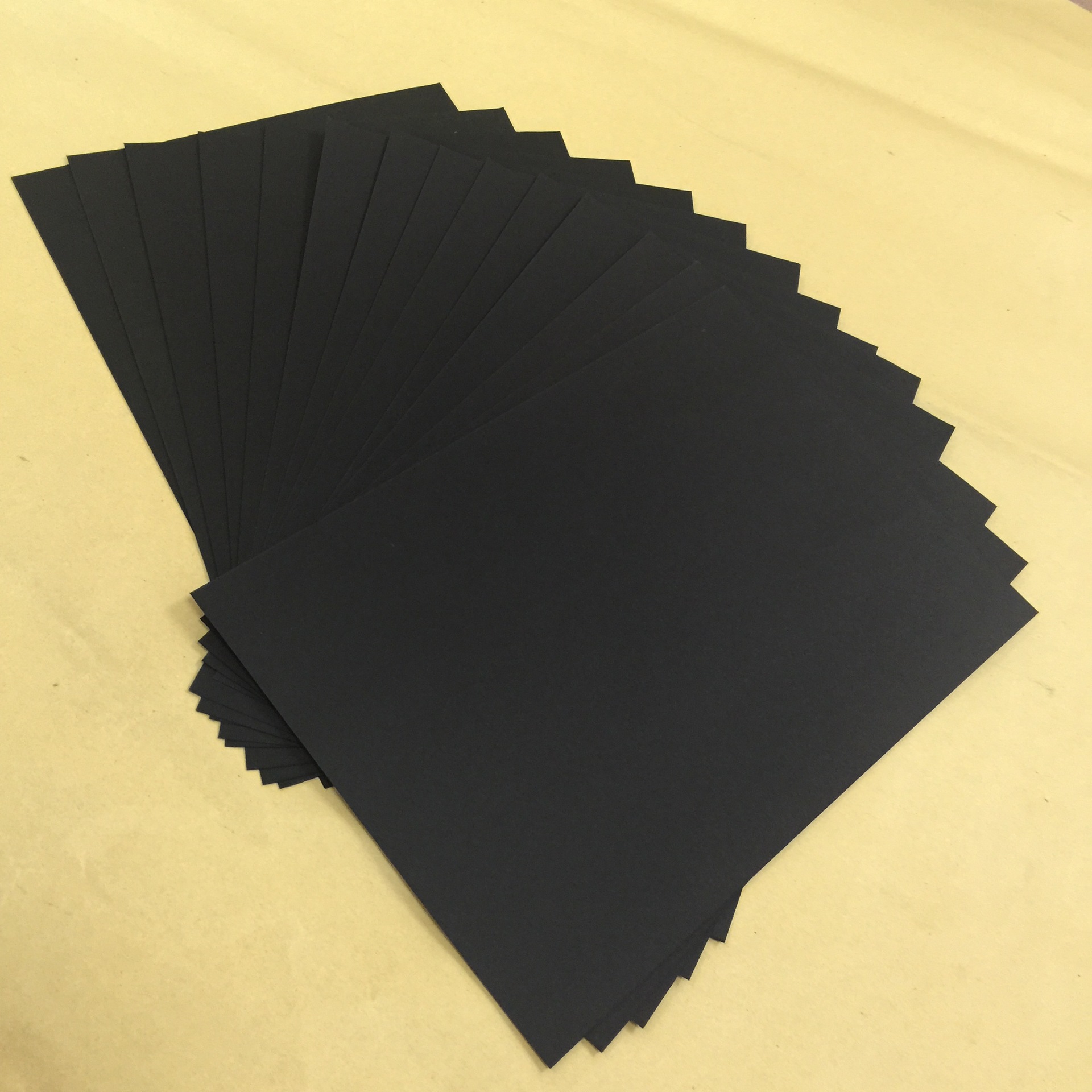 东莞厂价供应300克a级黑卡纸 纸面无白点 耐折度好 纸面光滑