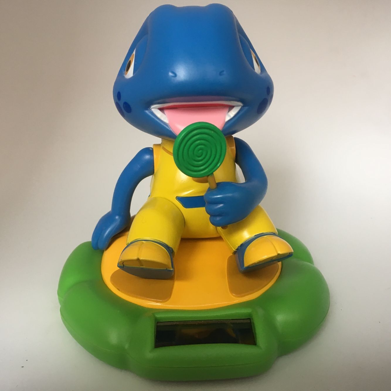 新款太阳能摇头娃娃憨八龟棒棒糖可爱汽车内摆件精品