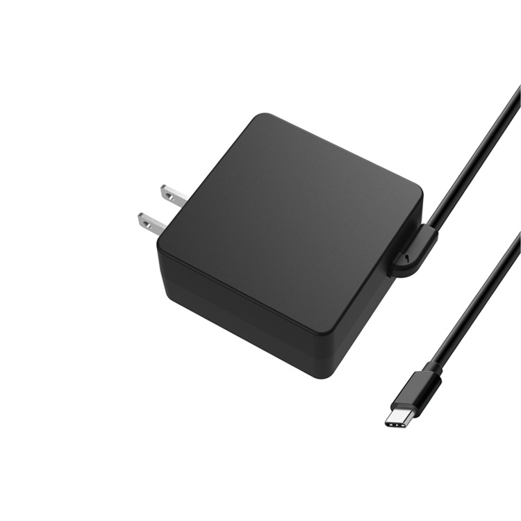 type-c美规带线黑色电源充电器,type-c接口线直接联接电源,携带方便.