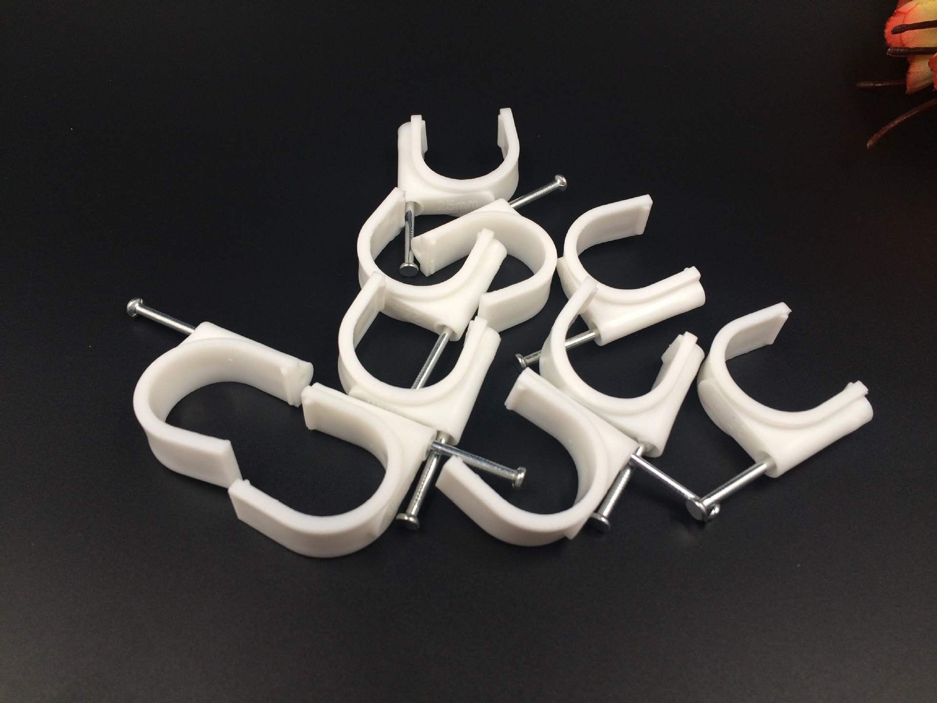 厂家直销 供应25mm线钉线卡线扣 pe 高碳钢钉线卡固定墙钉批发